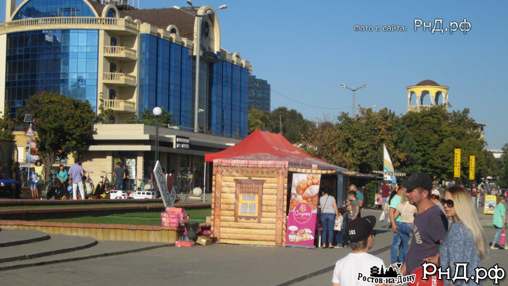 Народные гуляняя по набережной в День города